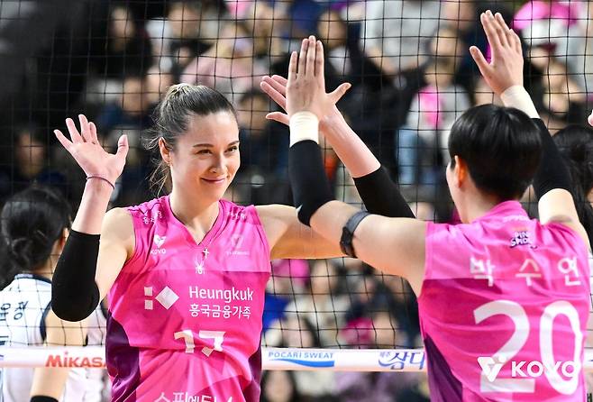 하이파이브 하는 흥국생명의 레베카(왼쪽) [한국배구연맹 제공. 재판매 및 DB 금지]