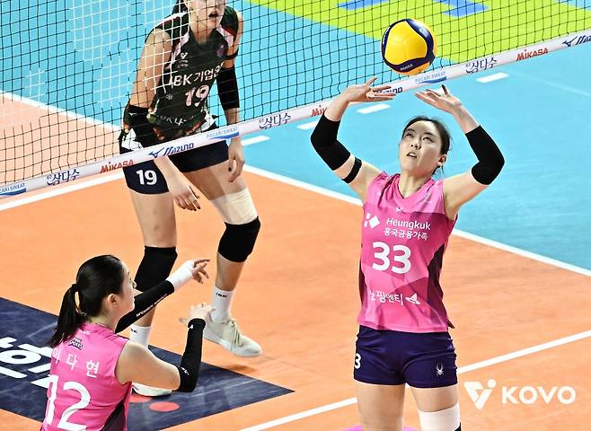 토스하는 흥국생명의 세터 이나연(오른쪽) [한국배구연맹 제공. 재판매 및 DB 금지]