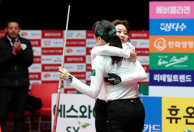 사카이 아야코를 포옹한 김가영 [PBA 제공. 재판매 및 DB 금지]