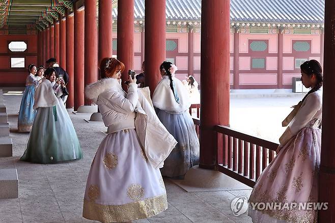 경복궁을 방문한 외국인 관광객 모습  [연합뉴스 자료사진]