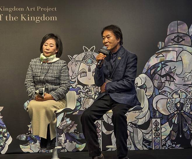 작업 과정 소개하는 나전칠기 명장 1호 손대현 장인     (서울=연합뉴스) 김주환 기자 = 손대현 나전칠기 명장이 22일 서울 인사동 아라아트센터에서 열린 '쿠키런: 킹덤' 아트 컬래버 특별전 '위대한 왕국의 유산' 기자 간담회 자리에서 작업 과정을 소개하고 있다. 왼쪽은 자수장 최정인 장인. 2026.1.22 jujuk@yna.co.kr