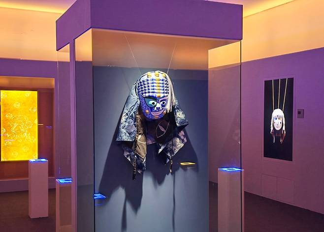 전통 탈로 재탄생한 쿠키런     (서울=연합뉴스) 김주환 기자 = 22일 서울 인사동 아라아트센터에서 열린 '쿠키런: 킹덤' 아트 컬래버 특별전 '위대한 왕국의 유산' 전시 공간에 신정철 전통 탈 숙련기술 전승자가 게임을 테마로 제작한 탈이 전시돼있다. 2026.1.22 jujuk@yna.co.kr