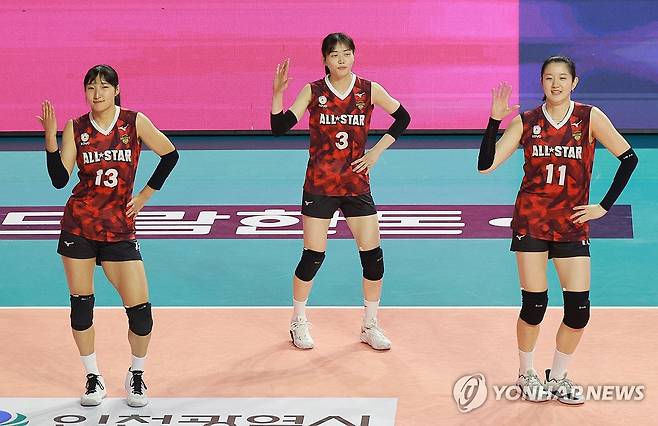 댄스타임 (인천=연합뉴스) 한종찬 기자 = 27일 오후 인천 부평구 인천삼산월드체육관에서 열린 프로배구 '2023-2024 도드람 V리그 올스타전' 에서 K-스타 정지윤, 김다인, 이다현이 댄스 세리머니를 선보이고 있다. 2024.1.27 saba@yna.co.kr