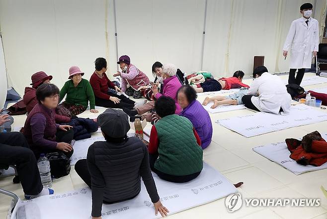 산불에 대피한 주민들 (광양=연합뉴스) 조남수 기자 = 22일 전남 광양시 옥곡면 점토마을 주민들이 산불을 피해 옥구슬건강문화센터 강당에 대피해 있다. 2026.1.22 iso64@yna.co.kr