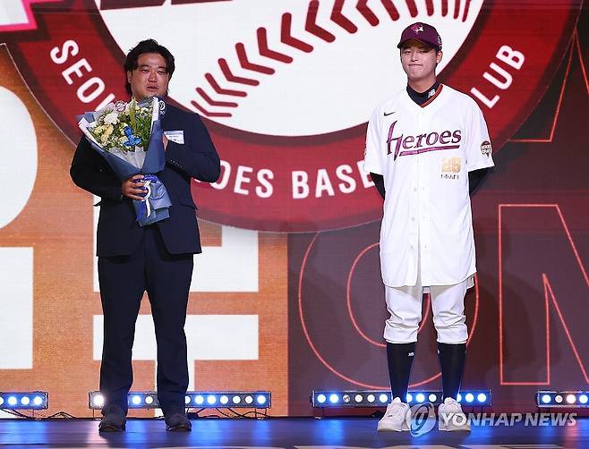 '박석민 아들' 북일고 박준현, 신인드래프트 전체 1순위 키움행 (서울=연합뉴스) 서명곤 기자 = 17일 서울 송파구 롯데호텔 월드에서 열린 2026 KBO 신인 드래프트에서 키움 히어로즈에 1라운드 1순위 지명을 받은 천안북일고 오른손 투수 박준현의 아버지 박석민 전 두산 베어스 코치가 소감을 말하고 있다. 2025.9.17 seephoto@yna.co.kr