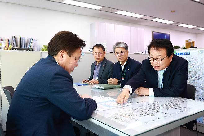 국토교통부 방문해 고속도로 건설 필요성 설명하는 손병복 군수(오른쪽) [울진군 제공. 재판매 및 DB 금지]