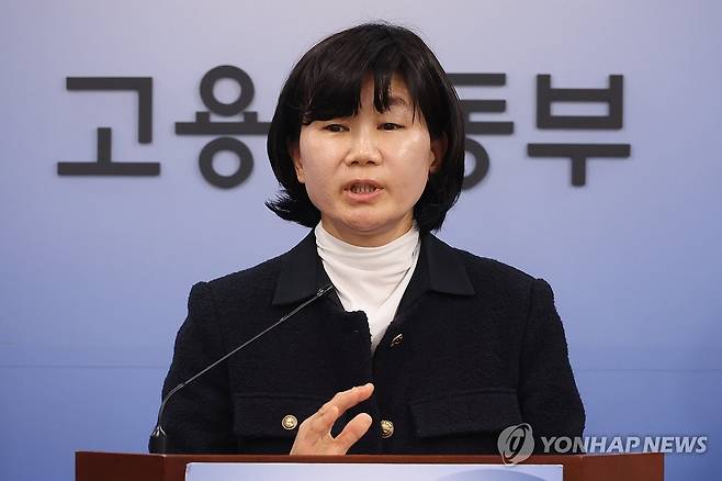 고용부, 올해 근로감독 사업장 1.7배 확대 (세종=연합뉴스) 김주성 기자 = 이민재 고용노동부 산업안전보건정책실장이 22일 정부세종청사 고용노동부 기자실에서 2026년 사업장 감독계획을 발표하고 있다. 2026.1.22 utzza@yna.co.kr