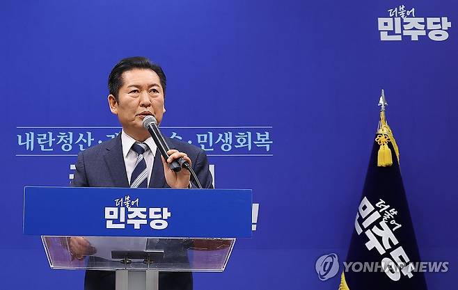 정청래 "조국혁신당, 우리와 합치자" 합당 제안 (서울=연합뉴스) 황광모 기자 = 더불어민주당 정청래 대표가 22일 국회에서 조국혁신당과의 합당을 제안하는 기자회견을 하고 있다. 2026.1.22 hkmpooh@yna.co.kr