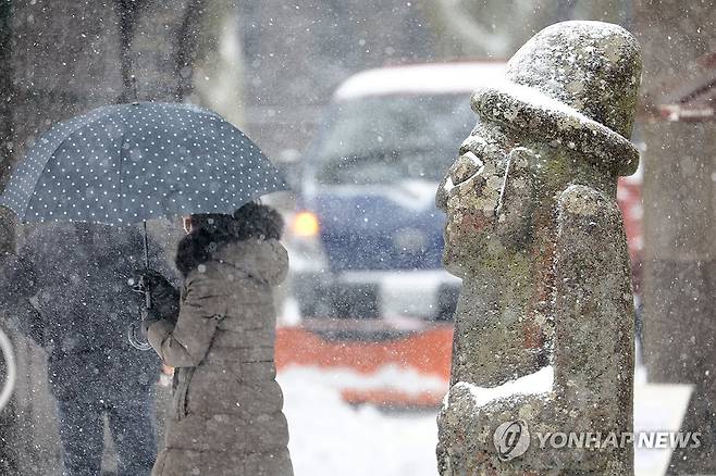 제주 중산간은 겨울왕국 (제주=연합뉴스) 박지호 기자 = 제주도 산지에 대설특보가 내려진 22일 오전 제주시 조천읍 교래리 산굼부리 입구에 폭설이 쏟아지고 있다. 2026.1.22 jihopark@yna.co.kr