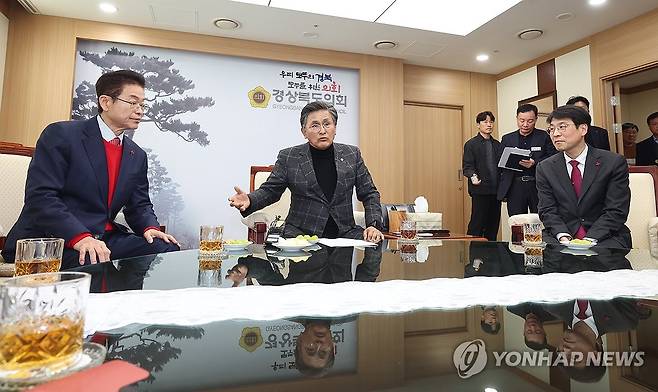 대구·경북 행정통합 논의 (안동=연합뉴스) 20일 오후 경북 안동시 경상북도의회에서 왼쪽부터 이철우 경북지사와 박성만 경북도의장, 김정기 대구시장 권한대행 행정부시장이 행정통합에 대한 논의를 하고 있다. 2026.1.20 [경북도 제공. 재판매 및 DB 금지] mtkht@yna.co.kr