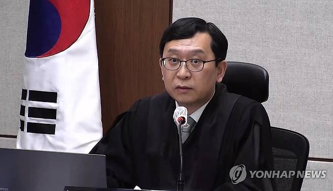 발언하는 이진관 부장판사 (서울=연합뉴스) 21일 서울중앙지법에서 열린 한덕수 전 국무총리의 내란 중요임무 종사 혐의 1심 선고 공판에서 이진관 부장판사가 발언하고 있다. 2026.1.21 [서울중앙지법 제공. 재판매 및 DB 금지] photo@yna.co.kr