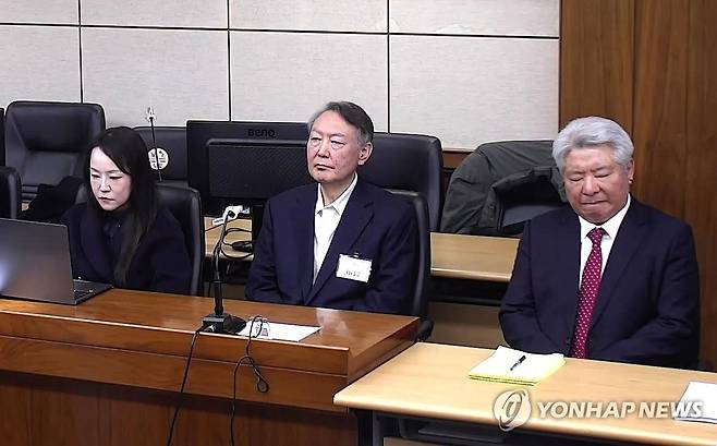 윤석열 '체포 방해' 등 1심 징역 5년 (서울=연합뉴스) 윤석열 전 대통령이 16일 서울 서초구 서울중앙지방법원에서 열린 특수공무집행방해, 범인도피교사, 직권남용 권리행사방해 혐의 등 사건에 대한 1심 선고 공판에 출석해 피고인석에 앉아 있다.
    윤 전 대통령은 이날 징역 5년을 선고받았다. 2026.1.16 [서울중앙지법 제공. 재판매 및 DB 금지] photo@yna.co.kr