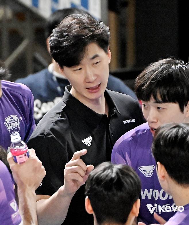 작전을 지시하는 박철우 우리카드 감독 대행 [한국배구연맹 제공. 재판매 및 DB 금지]