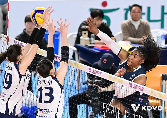 한국도로공사 주포 모마의 강타 [한국배구연맹 제공. 재판매 및 DB 금지]