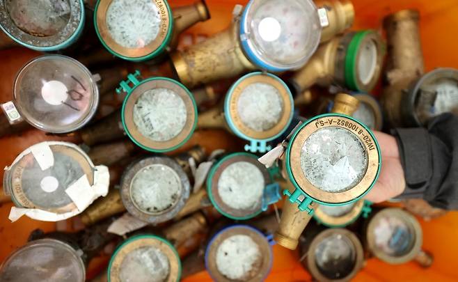 ▲ 연일 영하권의 매서운 한파가 이어진 22일 인천의 한 상수도사업소에서 수도계량기 교체반 관계자가 동파된 수도계량기를 정리하고 있다. 인천상수도사업본부는 동파 예방을 위해 디지털 수도계량기 설치를 지속 확대할 계획이다. /이재민 기자 leejm@incheonilbo.com