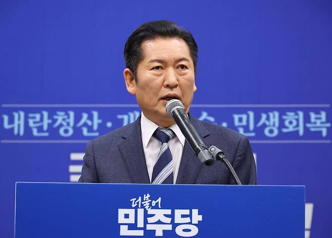 ▲ 더불어민주당 정청래 대표가 지난 22일 서울 여의도 국회에서 긴급 기자회견을 열고 조국혁신당과 합당을 제안하고 있다. /연합뉴스