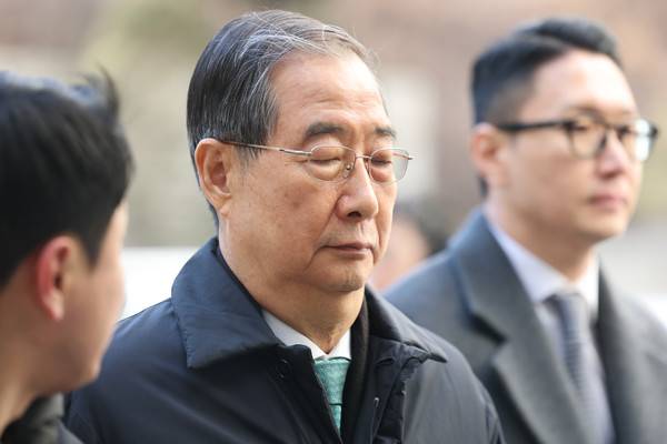 내란 우두머리 방조 혐의를 받는&nbsp;한덕수&nbsp;전 국무총리가 21일 서울중앙지법에서 열린 1심 선고 공판에 출석하고 있다. 2026.1.21 [사진=연합뉴스]