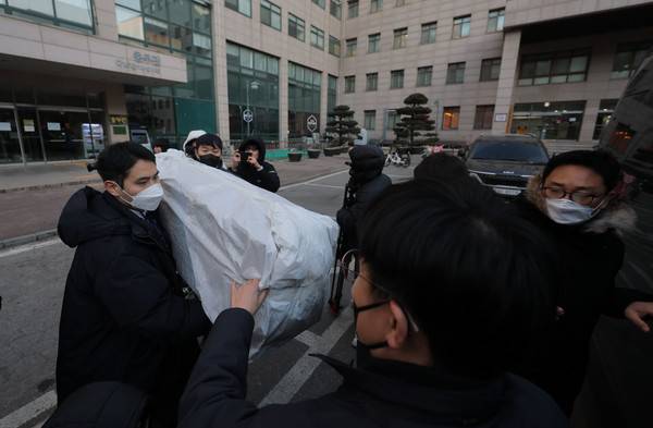 &nbsp;북한의 한국&nbsp;무인기&nbsp;침투 주장에 대한 진상을 규명하는 '군경합동조사 TF'가 21일 민간인 피의자 3명의 주거지 및 사무실 등에 대한 압수수색에 나선 가운데 이날 피의자 장모씨와 오모씨가 다니던 서울의 한 대학교 공대 건물에서 경찰 관계자들이 압수품을 옮기고 있다. 2026.1.21 [사진=연합뉴스]