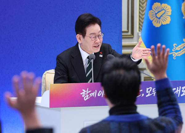 이재명&nbsp;대통령이 신년 기자회견에서 질문자를 지목하고 있다. 2026.1.22 [사진=연합뉴스]