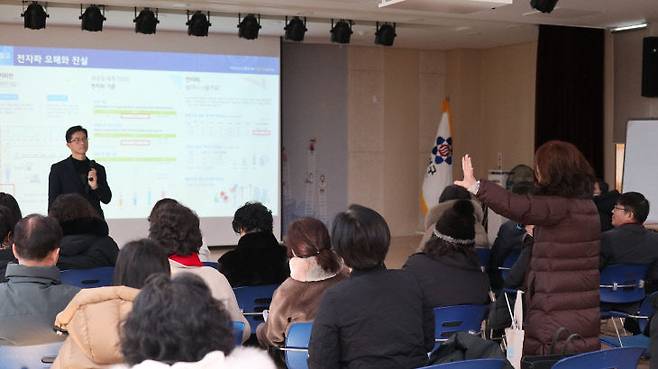 22일 대전 유성구 노은3동 주민센터에서 신계룡~북천안 345㎸ 송전선로 계획에 대한 주민설명회가 개최됐다. 한전 중부건선본부 직원과 주민간 질의응답이 진행되고 있다. &nbsp;(사진=임병안 기자)