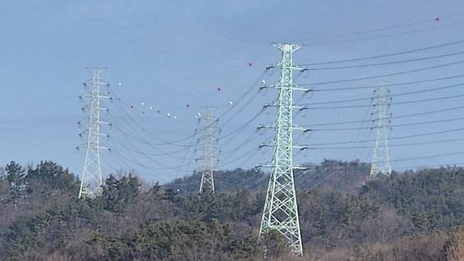 대전 서구 기성동을 지나는 154㎸ 송전선과 송전탑 모습. 제10전력수급기본계획 상에 345㎸ 송전선로 신설이 검토된다.  &nbsp;(사진=중도일보DB)