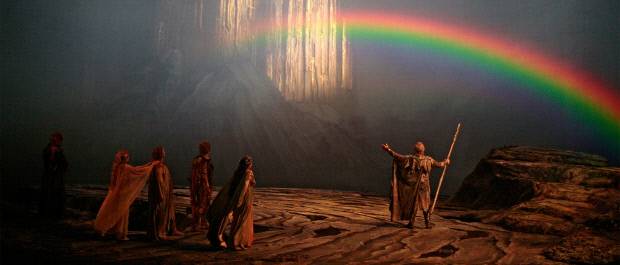 바그너의 '라인의 황금' 중 4장에서 발할로 입성하는 보탄과 신들. 출처 2010 뉴욕메트로폴리탄 오페라극장 공연실황