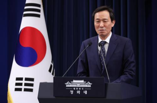 6·3 지방선거 강원도지사 선거 출마를 위해 사직하는 우상호 정무수석이 지난 18일 청와대에서 기자들에게 인사말을 하고 있다./ 연합뉴스