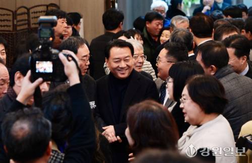 6·3지방선거 유력 강원도지사 출마 주자로 거론되는 이광재 전 지사가 지난 15일 더불어민주당 도당 신년 인사회에 참석해 당원들과 인사를 나누고 있다. 신세희기자