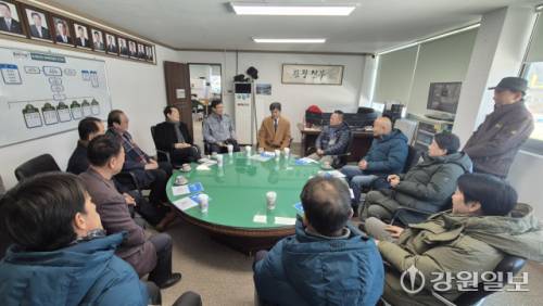 최현석 강원경찰청장은 22일 평창 진부면 평창송어축제장을 방문해 시설 운영 상황을 점검했다. 이날 방문에는 최종수 강원도의원, 박진오 강원일보 사장, 전종률 G1방송 사장, 최헌영 춘천MBC 사장, 유기석 평창경찰서장, 장문혁 평창송어축제위원장, 김용래 진부면이장협의회장, 황봉구 진부면번영회장, 김왕제 전 강원도 부이사관 등이 동참했다.