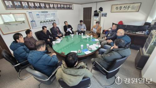 최현석 강원경찰청장은 22일 평창 진부면 평창송어축제장을 방문해 시설 운영 상황을 점검했다. 이날 방문에는 최종수 강원도의원, 박진오 강원일보 사장, 전종률 G1방송 사장, 최헌영 춘천MBC 사장, 유기석 평창경찰서장, 장문혁 평창송어축제위원장, 김용래 진부면이장협의회장, 황봉구 진부면번영회장, 김왕제 전 강원도 부이사관 등이 동참했다.