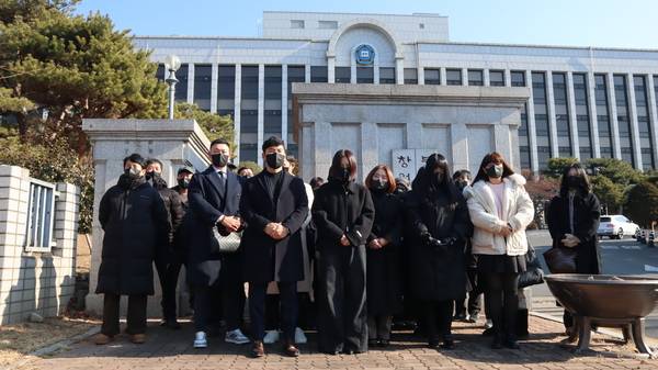 23일 창원지방법원 앞에서 창원 흉기난동 사건 희생자 유가족이 국가 대상 손해배상 청구 소송 제기 기자회견을 열고 있다. /최환석 기자