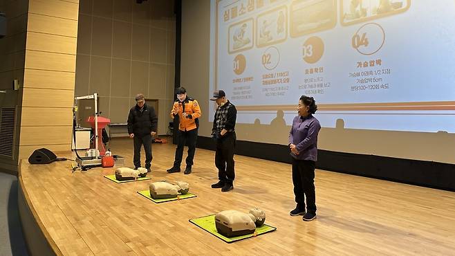 소방안전교육에 참여한 어르신들이 포항북부소방서 대원의 지도에 따라 심폐소생술(CPR) 실습용 마네킹을 활용해 응급처치법을 익히고 있다. /포항북부소방서 제공