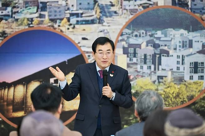 ▲ 주낙영 경주시장이 22일 동천동 현장소통마당에서 주민들의 건의사항을 청취하며 시정 방향을 설명하고 있다. 경주시