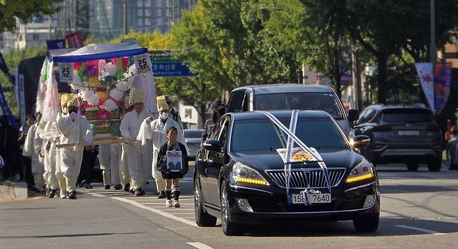 자임추모공원 유가족들이 지난 10월 진행한 상여시위 모습.(자임추모공원 유가족협의회 제공)