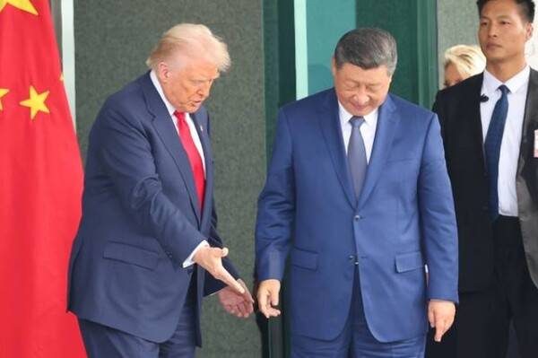 트럼프에게 중국은 경쟁, 경계, 또 때로 경멸의 대상이기도 하다. 동시에 그는 중국은 결코 경시할 수 없는 존재임을 잘 안다. '국가안보전략 202'는 중국과 관련해서는 다국적 접근법의 필요성을 강조한다. 도널드 대통령과 시진핑 국가주석이 10월 30일 부산에서 미중 정상회담을 마친 뒤 회담장을 나서고 있다.&nbsp;(연합뉴스)