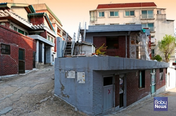 저출생과 고령화, 청년 인구 이동 등의 영향으로 전국의 빈집이 늘어나면서, 법·제도 측면에서 '빈집 기본계획'을 수립하고 빈집 소유자의 관리 책임을 명확히 하는 한편, 빈집세 도입을 검토해야 한다는 주장이 제기되고 있다. ⓒ베이비뉴스