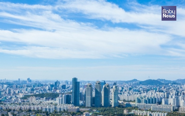 2022년 12월 기준 서울의 아파트 매매 실거래 중위가격은 8억 8300만 원, 합계출산율은 0.593명이었다. 추정 결과 아파트 중위가격이 1억 원(11.7%) 상승할 경우, 서울의 합계출산율은 장기적으로 0.474명에서 0.456명까지 하락할 수 있는 것으로 나타났다. ⓒ베이비뉴스