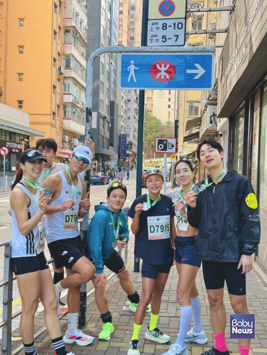 지난&nbsp;18일 개최된 '2026&nbsp;스탠다드차타드 홍콩 마라톤'에 가수 션을 비롯한 한국 셀럽 러너들이 참가했다.&nbsp;ⓒ홍콩관광청