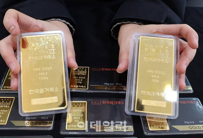 국제금값이 계속 상승하고 있는 가운데 22일 서울 종로구 한국거래소에 골드바가 전시돼 있다. (사진=이데일리)