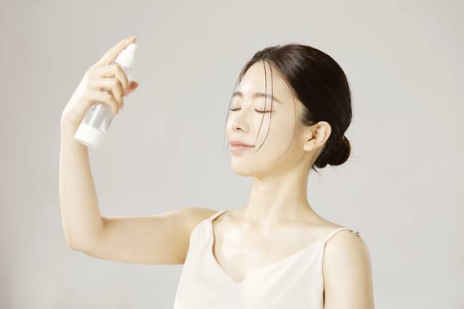얼굴에서 20~30cm 떨어진 거리에서 한 번만 가볍게 분사한 뒤, 10초 안에 손바닥으로 눌러 흡수시킨다. 사진=클립아트코리아
