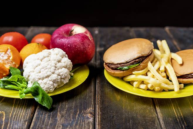 가공되지 않은 자연식품 위주의 식단을 실천할 경우, 섭취하는 음식의 양은 늘어나지만 총 칼로리 섭취는 오히려 크게 줄어든다는 분석이 나왔다. 채식=게티이미지뱅크