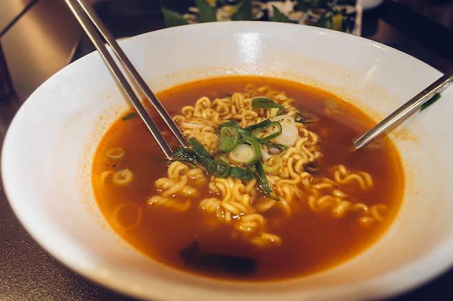 라면에 대파, 달걀 등을 넣으면 영양소가 부족한 라면의 단점을 보완할 수 있다. 사진=게티이미지뱅크