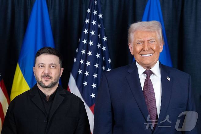 볼로디미르 젤렌스키 우크라이나 대통령(왼쪽)과 도널드 트럼프 미국 대통령이 22일(현지시간)스위스 다보스에서 열린 세계경제포럼(WEF) 연차총회 기간 중 회담을 갖고 기념 촬영을 했다. 사진은 우크라이나 대통령실이 촬영, 배포. 2026.01.22.ⓒ AFP=뉴스1