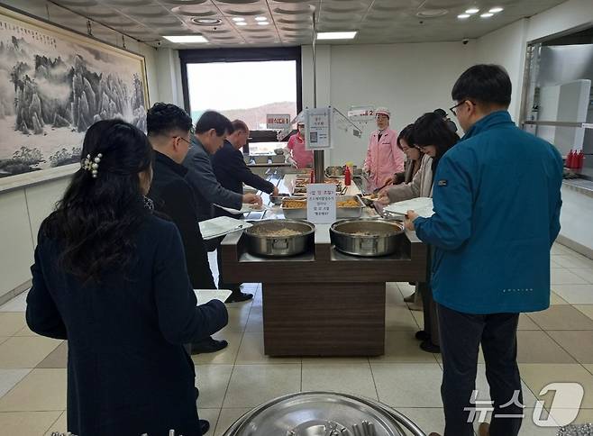 충주시청 구내식당 가루쌀 수제비 배식 모습.(충주시 제공. 재판매 및 DB금지)/뉴스1