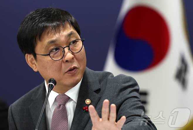 최휘영 문화체육관광부 장관이 14일 서울 중구 CKL기업지원센터에서 열린 문체부 소속·공공기관 2차 업무보고에서 모두발언을 하고 있다. (문화체육관광부 제공. 재판매 및 DB 금지) 2026.1.14/뉴스1
