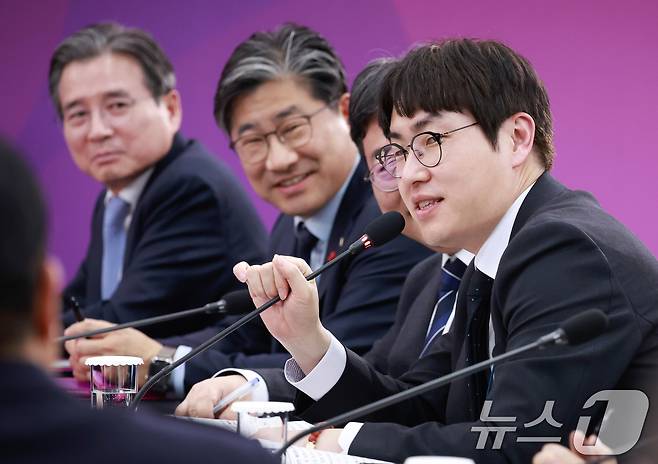 하정우 대통령실 AI미래기획수석이 23일 부산 동구 해양수산부 청사에서 열린 해수부(해양경찰청) 업무보고에서 발언하고 있다. (대통령실통신사진기자단) 2025.12.23/뉴스1 ⓒ News1 허경 기자