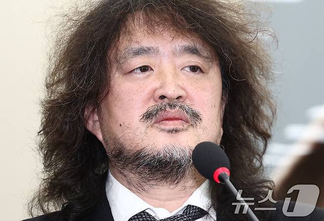 방송인 김어준 씨가 지난 2024년 12월 13일 오전 서울 여의도 국회에서 열린 과학기술정보방송통신위원회 전체회의에 출석해 계엄 사태 당시 암살 제보와 관련해 폭로하고 있다. 2024.12.13/뉴스1 ⓒ News1 김민지 기자