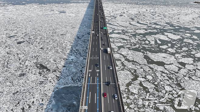 연일 한파가 이어지고 있는 23일 경기 김포시 일산대교 일대 한강 위에 유빙이 떠다니고 있다. 2026.1.23/뉴스1 ⓒ News1 김도우 기자