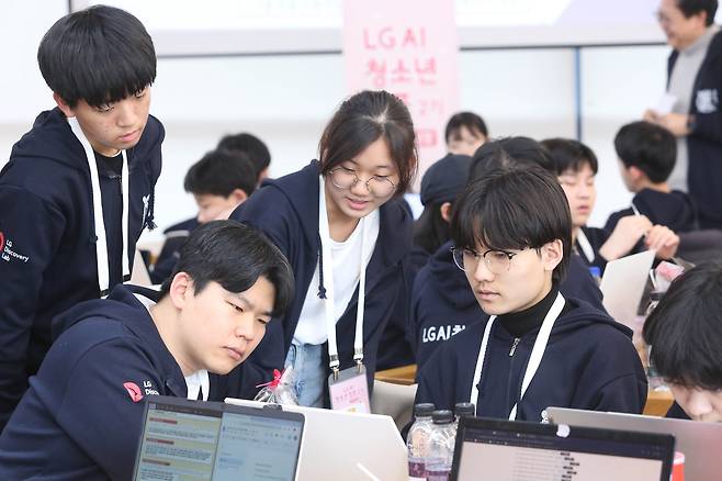 LG AI 청소년캠프 2기에 참가한 청소년들이 팀프로젝트를 하고 있는 모습.(LG그룹 제공)