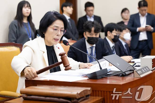 10일 서울 여의도 국회에서 열린 제430회국회(임시회) 과학기술정보방송통신위원회 제1차 전체회의에서 최민희 위원장이 의사봉을 두드리고 있다. 2025.12.10/뉴스1 ⓒ News1 이승배 기자